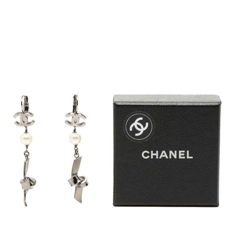 CHANEL Silver Pearl Logo Earrings - Picture 4 of 4